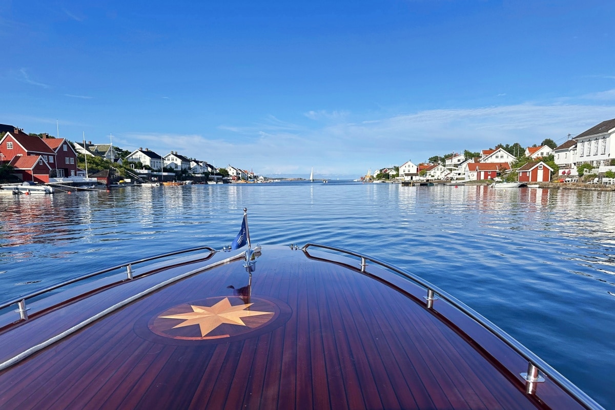 Mit dem Boot laufen Sie nach einer spritzige Fahrt in den Hafen ein