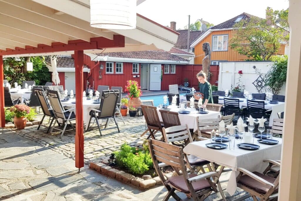 Bei schönen Wetter speisen Sie draußen unter freiem Himmel