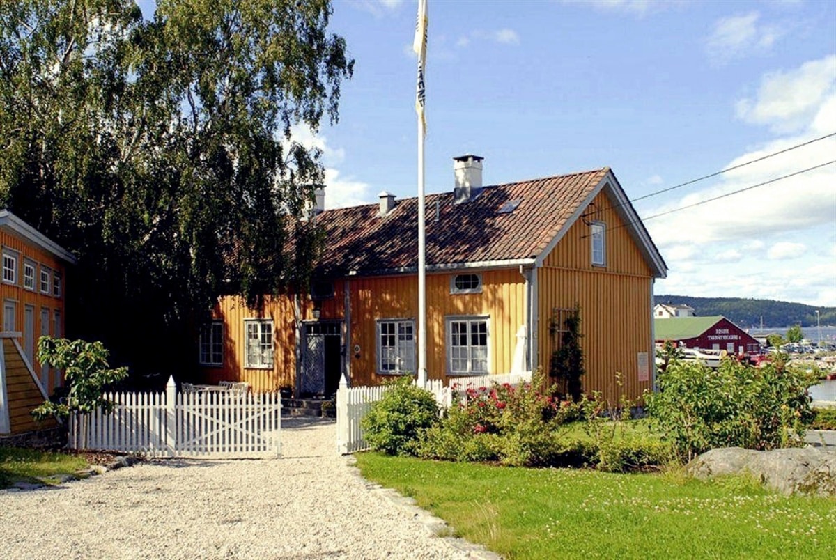 Das Det Lille liegt wunderbar im Grünen mit Blick aufs Meer