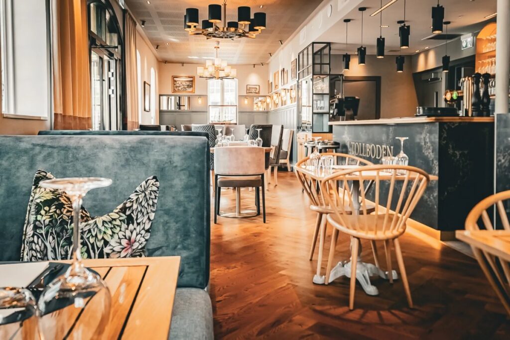 Innen heißt Sie das hauseigene Restaurant Tollboden mit nordischer Cuisine willkommen