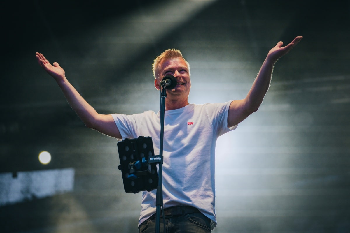 Ein intimes Konzert am historischen Leuchtturm, eingerahmt von Meer und Abendlicht