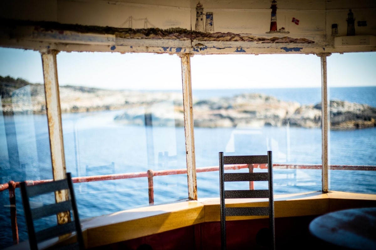 Mit Blick aufs Meer nehmen Sie einen Drink an der Bar