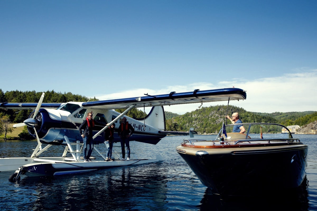 Sie steigen in sein preisgekröntes Holzboot