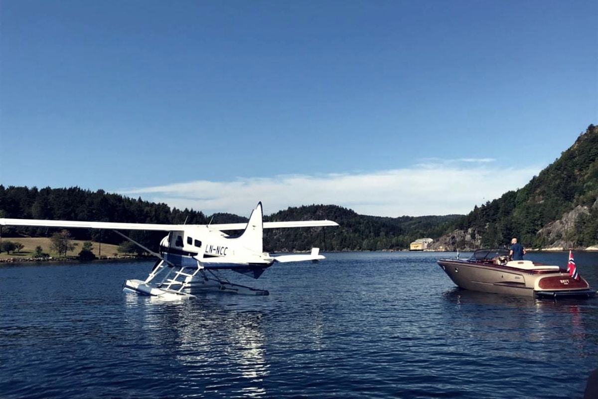 Ihr Wasserflugzeug setzt direkt im Fjord auf